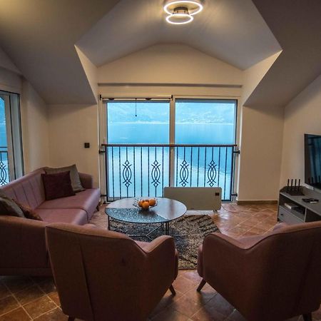 Modern Waterfront 3-Bed Apartment Donja Kostanjica Kültér fotó