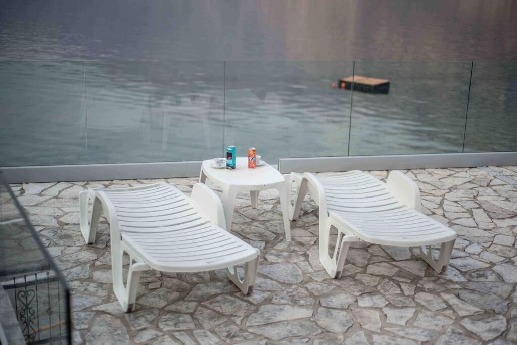 Modern Waterfront 3-Bed Apartment Donja Kostanjica Kültér fotó