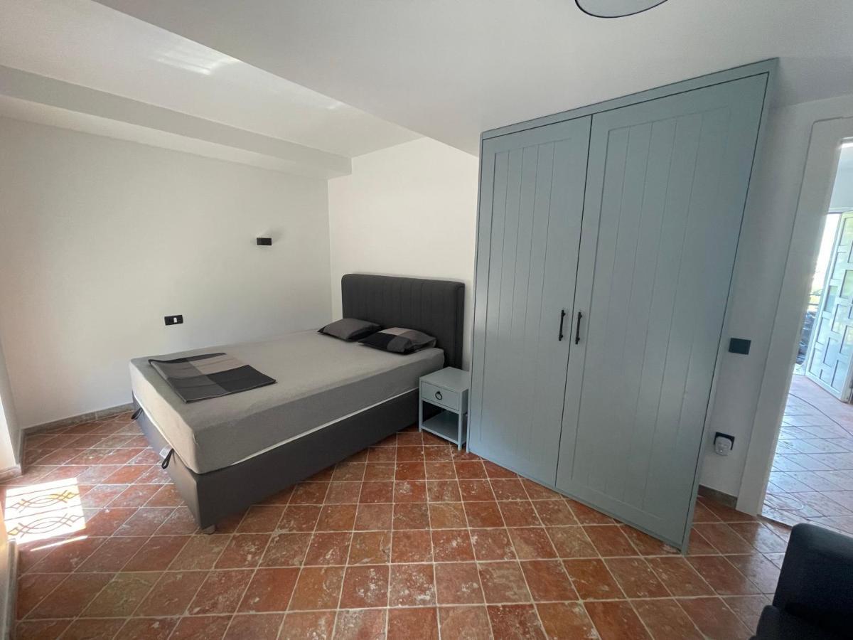 Modern Waterfront 3-Bed Apartment Donja Kostanjica Kültér fotó