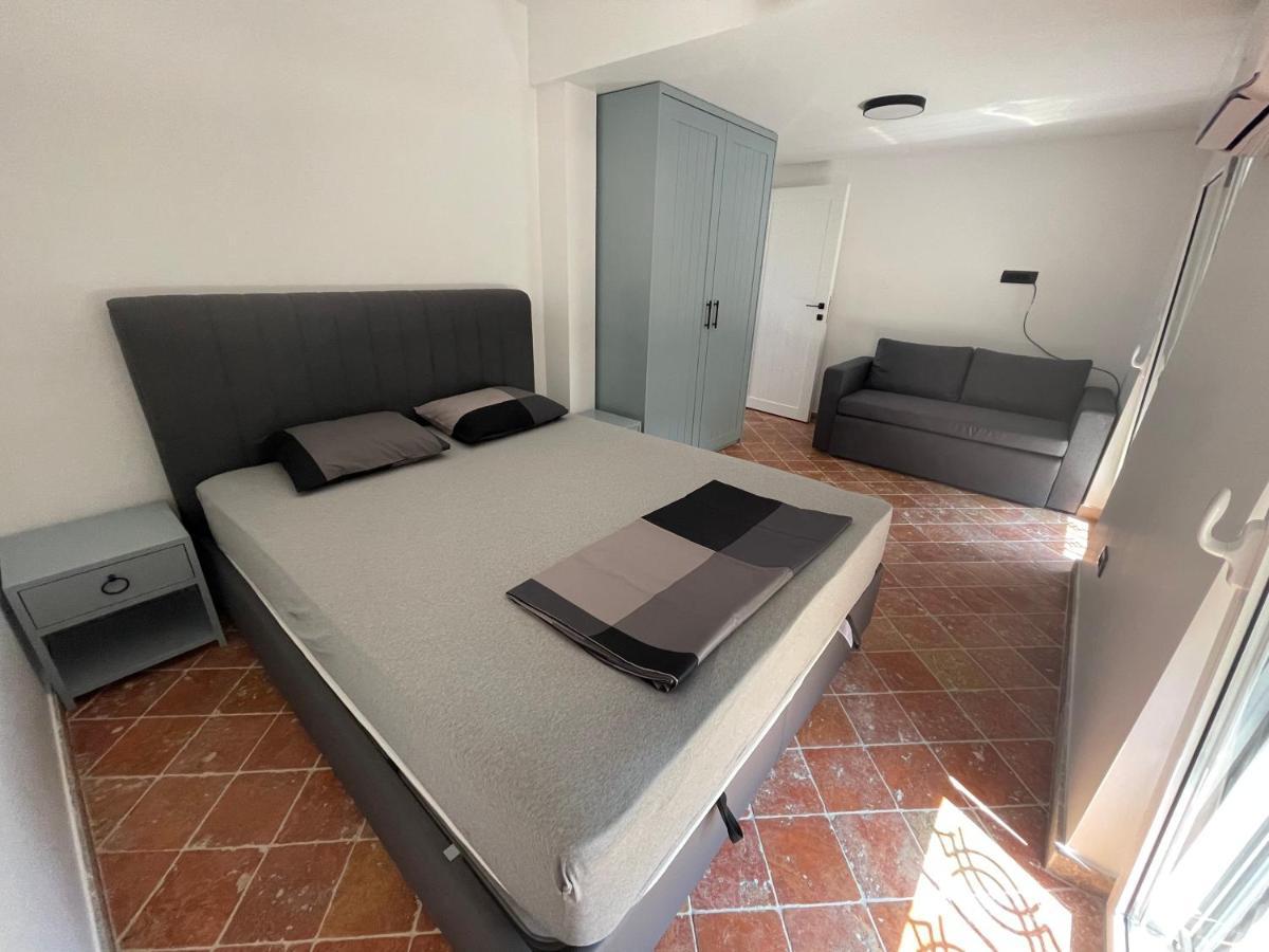 Modern Waterfront 3-Bed Apartment Donja Kostanjica Kültér fotó